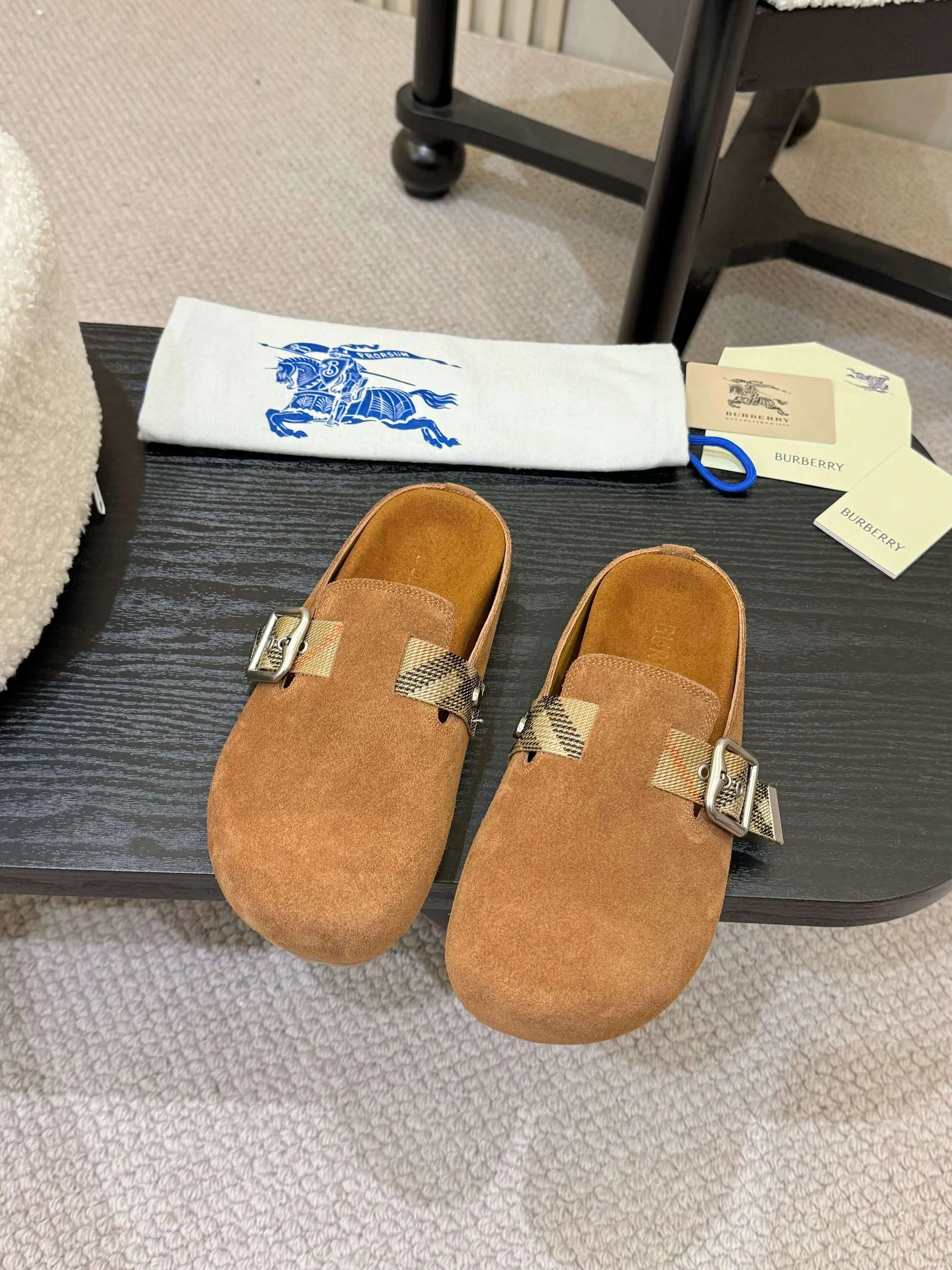 Men's shoes 💰560 Burberry's 2025 popular Birkenstock slippers are released, made of soft suede fabric and refined in Italian workshops. Featuring an embossed plaid pattern and an embossed sole embellished with the archive brand's logo. Features an adjustable B-shaped buckle strap and is embellished with the signature sand-colored Burberry check in jacquard worsted.   ✅Fabric: suede ✅Lining: silk cowhide ✅Outsole: TPU ✅Color: black, brown, pink, apricot, 4 colors available ✅Code number: 35-45 for men and women (35, 45 customized)